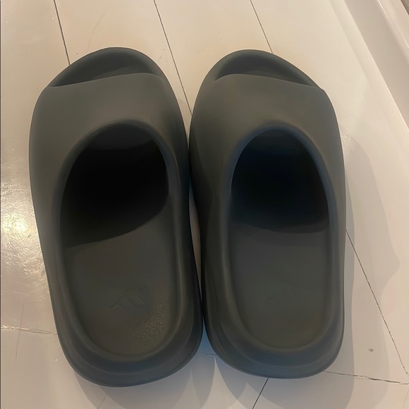 Yeezy Slides - Picture 1 of 3